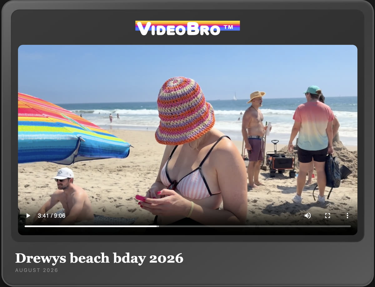 Ein fertiger Film, über einen geteilten Link in einem ganz normalen Browser geöffnet: eine Strandszene unter einem gestreiften Schirm, eine Frau mit gehäkeltem Sonnenhut schaut aufs Handy, dahinter Freunde in der Brandung; der Player zeigt 3:41 von 9:06, darunter der Name des Films, Drewys beach bday 2026, August 2026. Nirgends eine Anmeldung.