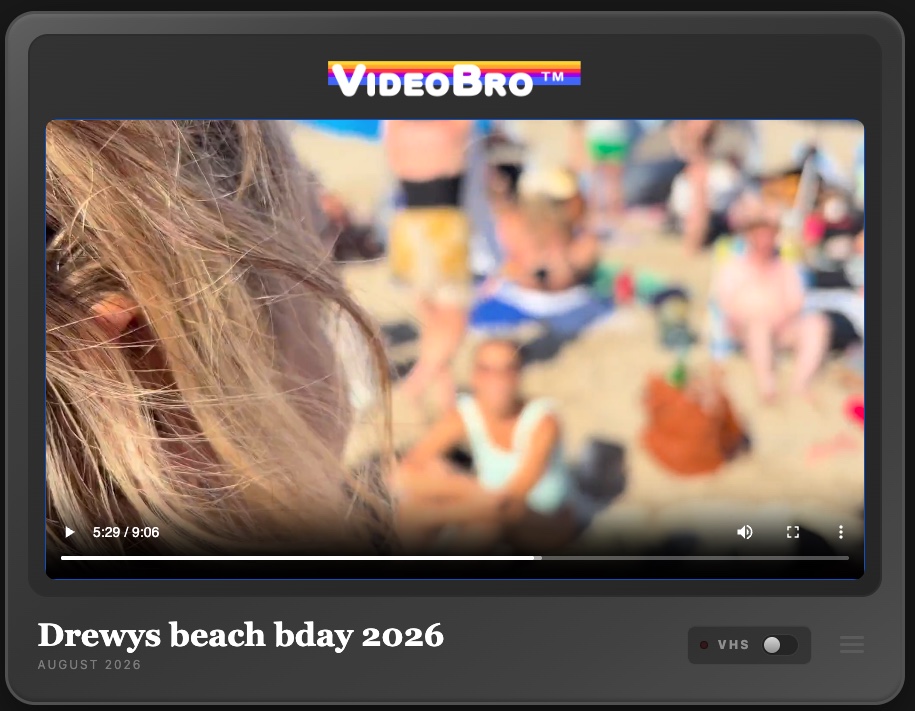 Ein Film, vom Regal genommen und im Browser abgespielt: eine Strandparty, der VideoBro-Player zeigt 5:29 von 9:06, darunter der Name des Films und daneben ein VHS-Schalter.